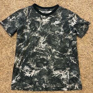 Nike Boys Youth Medium T-Shirt, Black, Gray & White Camo Print